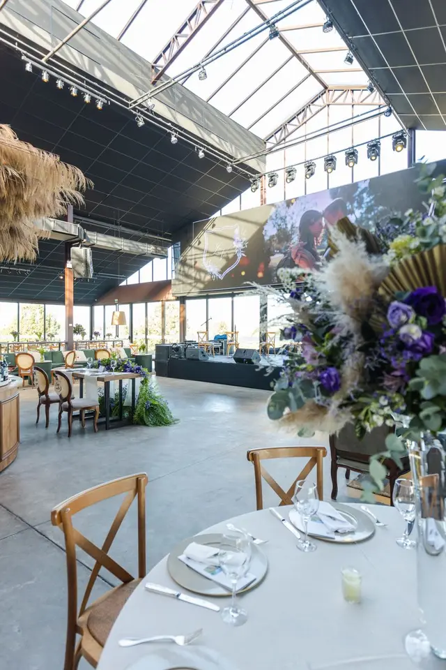 Feestzaal klaargezet voor een trouwfeest